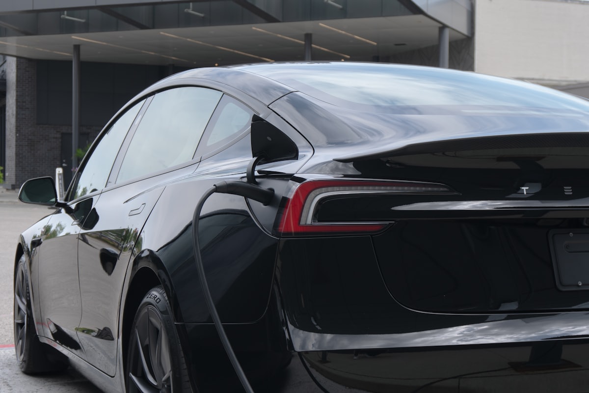 Voiture &eacute;lectrique branch&eacute;e &agrave; une borne